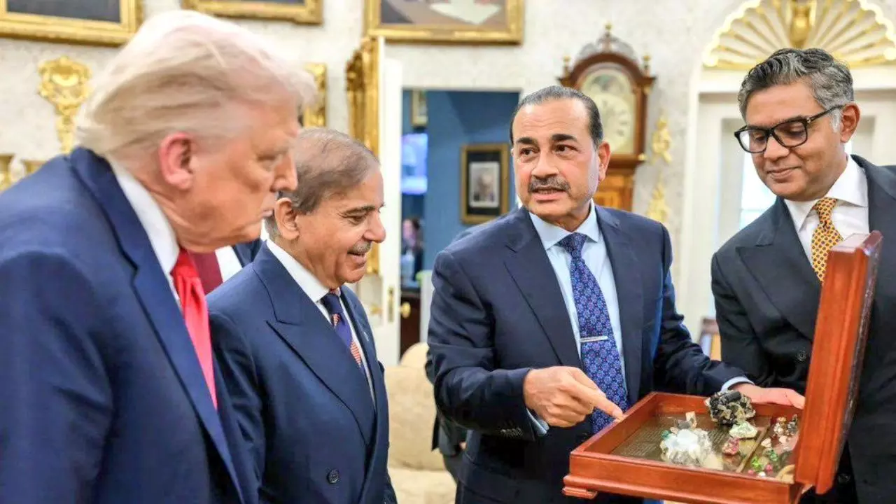 असीम मुनीर बन गए सेल्समैन तो Shehbaz मैनेजर की तरह देख रहे तमाशा, ट्रंप को गिफ्ट देने पर भड़के पाक सांसद असीम मुनीर बन गए सेल्समैन तो Shehbaz मैनेजर की तरह देख रहे तमाशा, ट्रंप को गिफ्ट देने पर भड़के पाक सांसद