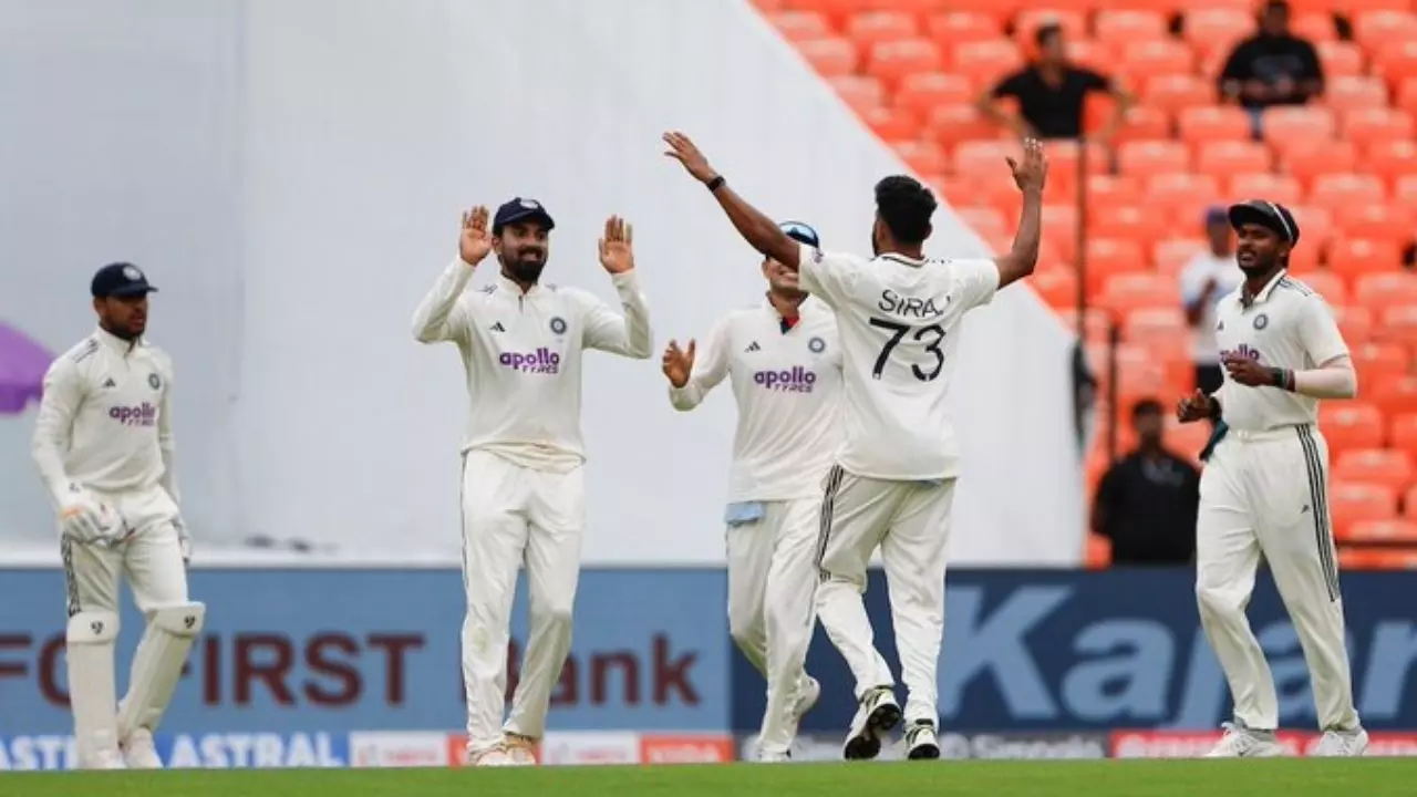 India vs West Indies 1st Test: वेस्टइंडीज की पहली पारी 162 पर ऑलआउट, सिराज और बुमराह ने भारत को दी बढ़त