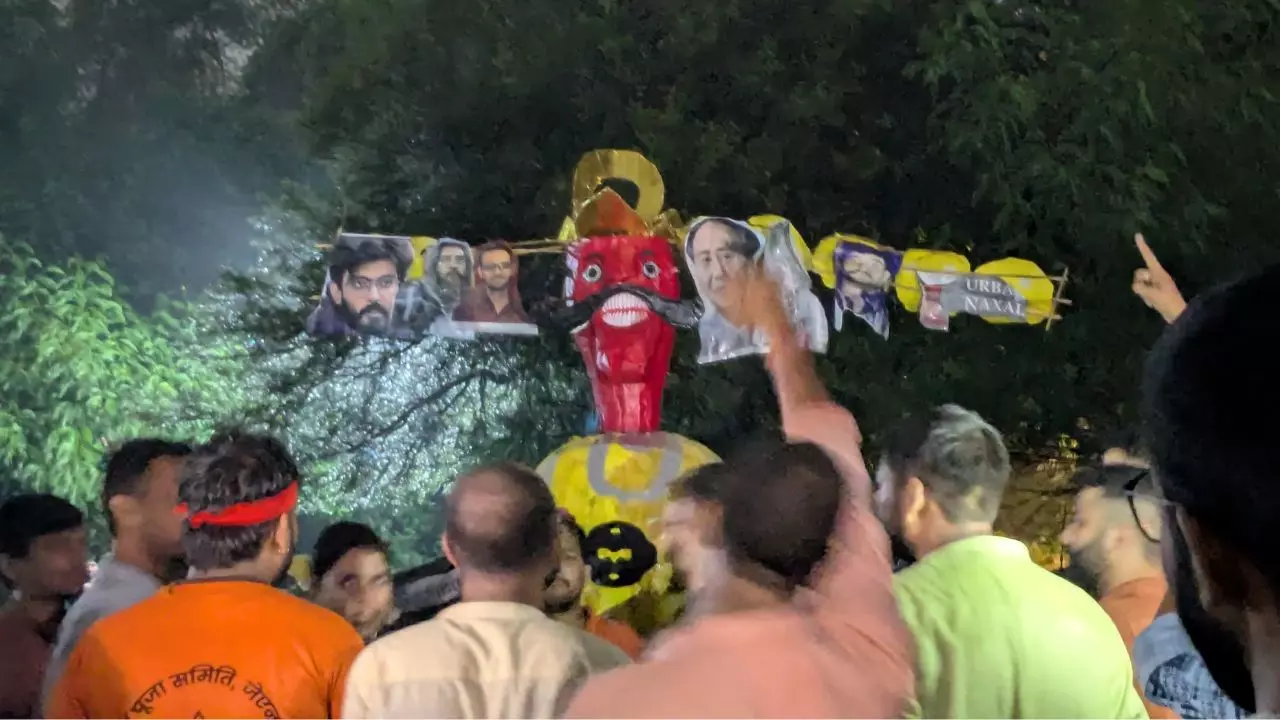 JNU में मूर्ति विसर्जन और रावण दहन के दौरान जमकर चले जूते-चप्पल, पुतले पर खालिद और शरजील की तस्वीर को लेकर मचा बवाल-VIDEO