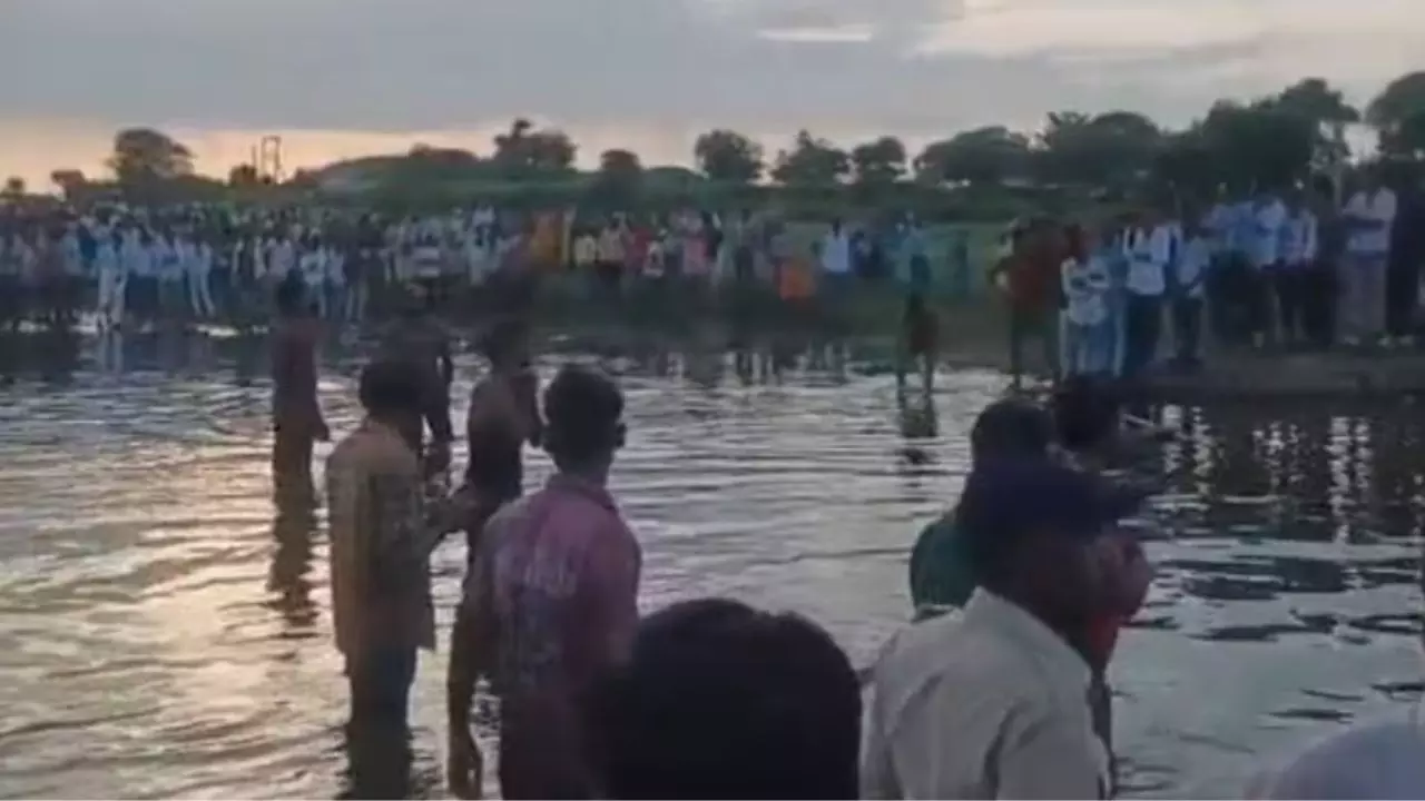 MP के खंडवा में दुर्गा प्रतिमा विसर्जन के दौरान दर्दनाक हादसा, अब तक 11 से अधिक लोगों की मौत, रेस्क्यू जारी- देखें Video MP के खंडवा में दुर्गा प्रतिमा विसर्जन के दौरान दर्दनाक हादसा, अब तक 11 से अधिक लोगों की मौत, रेस्क्यू जारी- देखें Video