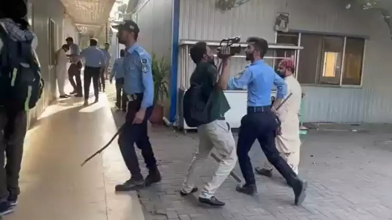 PoK की आवाज दबाने की कोशिश! इस्लामाबाद के नेशनल प्रेस क्लब में पाक पुलिस ने पत्रकारों को पीटा | Video