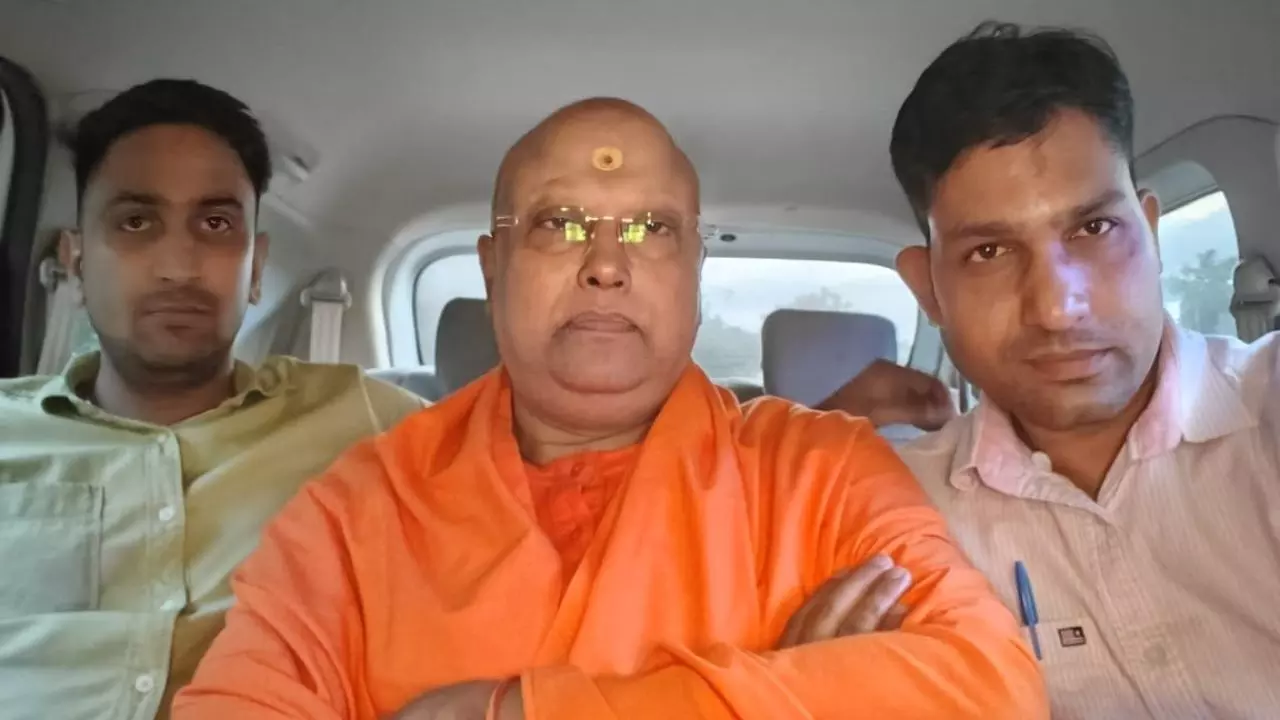 बाबा चैतन्यानंद की लेडी गैंग बेनकाब, छात्राओं को चुप रखने का था जिम्मा; पूछताछ में खोले सभी राज बाबा चैतन्यानंद की लेडी गैंग बेनकाब, छात्राओं को चुप रखने का था जिम्मा; पूछताछ में खोले सभी राज