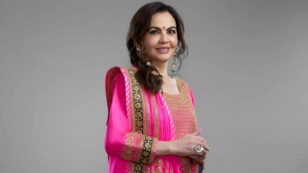 16वीं सदी की मरोड़ी कढ़ाई वाला सूट पहन डांडिया नाईट में चमकी Nita Ambani, सोने और चांदी के धागों से तैयार हुआ आउटफिट