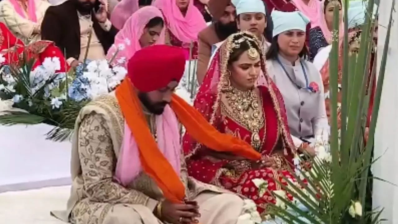 मिलिए टीम इंडिया के स्‍टार बल्‍लेबाज अभिषेक शर्मा के जीजा लविश ओबरॉय और बहन कोमल से