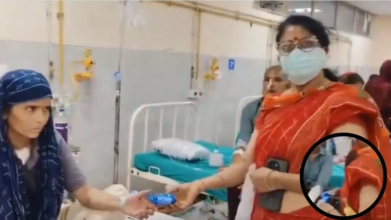 जयपुर अस्पताल में BJP महिला कार्यकर्ता का शर्मनाक करतूत, मरीज से बिस्किट लेकर फोटो खिंचाया और वापस लिया- Video Viral जयपुर अस्पताल में BJP महिला कार्यकर्ता का शर्मनाक करतूत, मरीज से बिस्किट लेकर फोटो खिंचाया और वापस लिया- Video Viral
