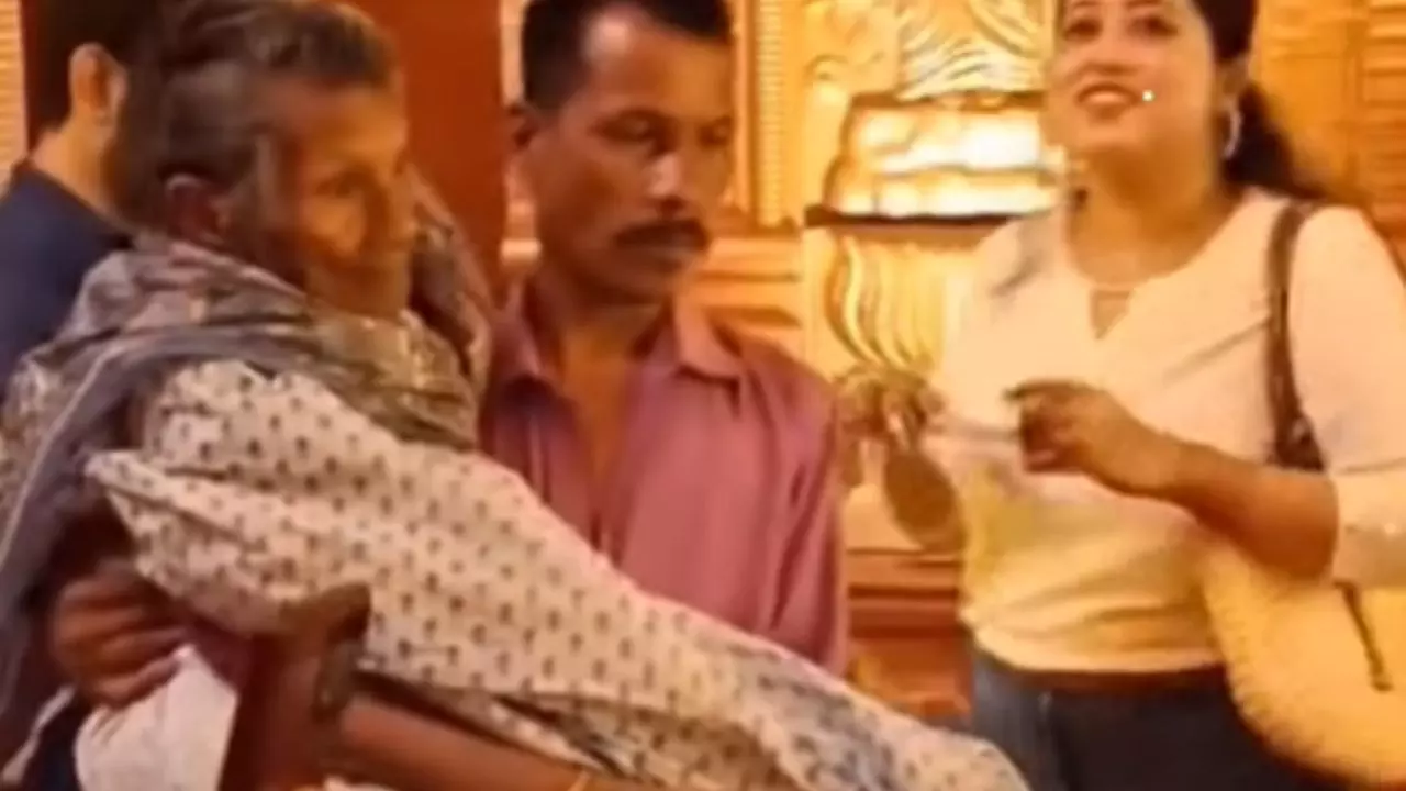 कलयुग का श्रवण कुमार! बूढ़ी मां को गोद में उठाकर बेटे ने कराए मां दुर्गा के दर्शन, VIDEO देख हो जाएंगे इमोशनल