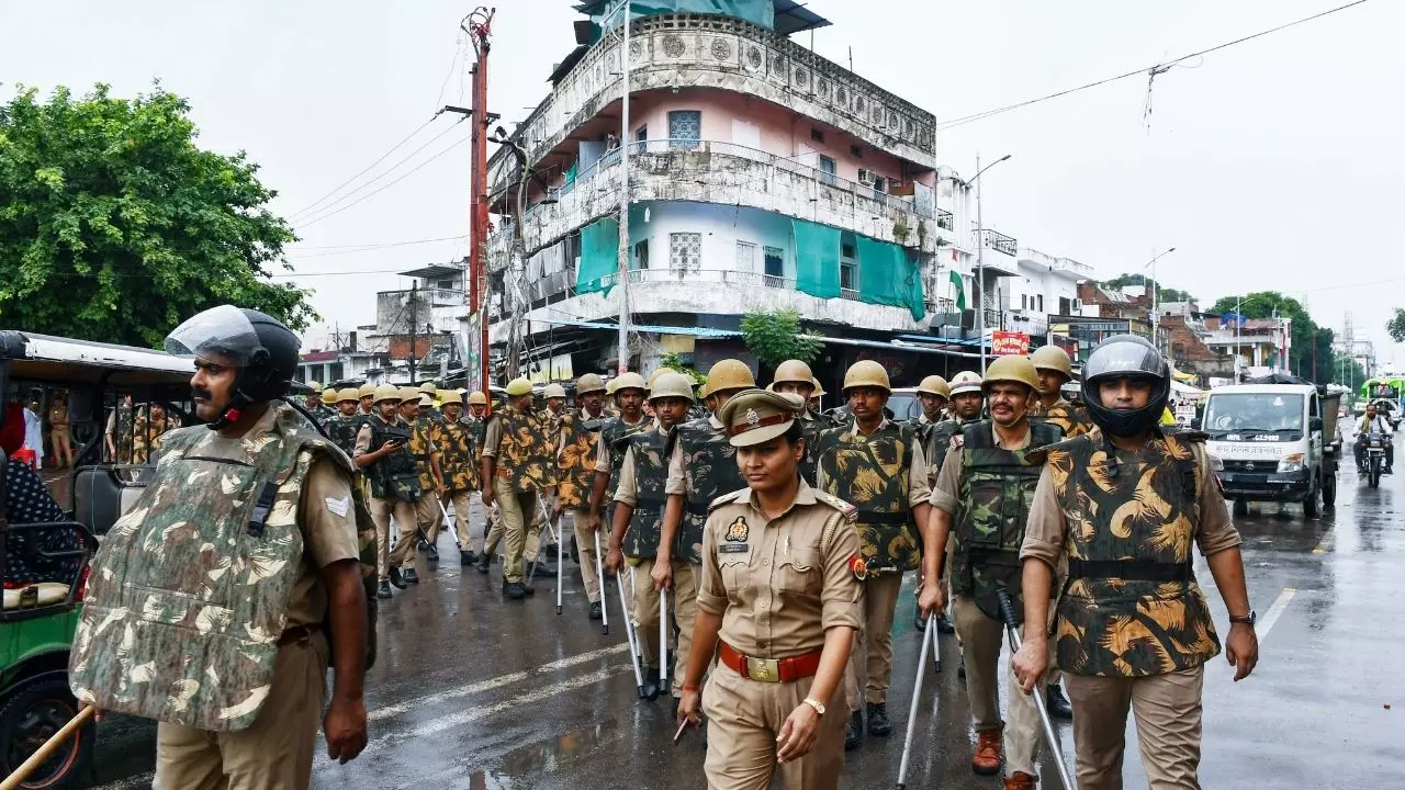 बरेली में सपा नेताओं पर रोक! माता प्रसाद पांडेय के आवास पर पुलिस, संभल में सांसद बर्क के घर के बाहर कड़ी निगरानी