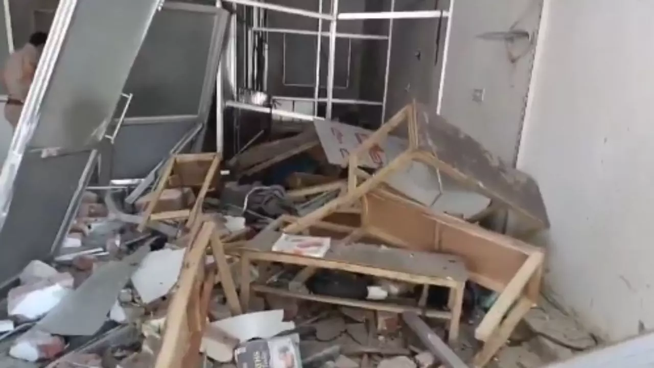 Aaj ki Taaza Khabar: UP के कोचिंग संस्थान की लाइब्रेरी में अचानक धमाका, 2 की मौत कई घायल- पढ़ें 4 अक्टूबर की बड़ी खबरें