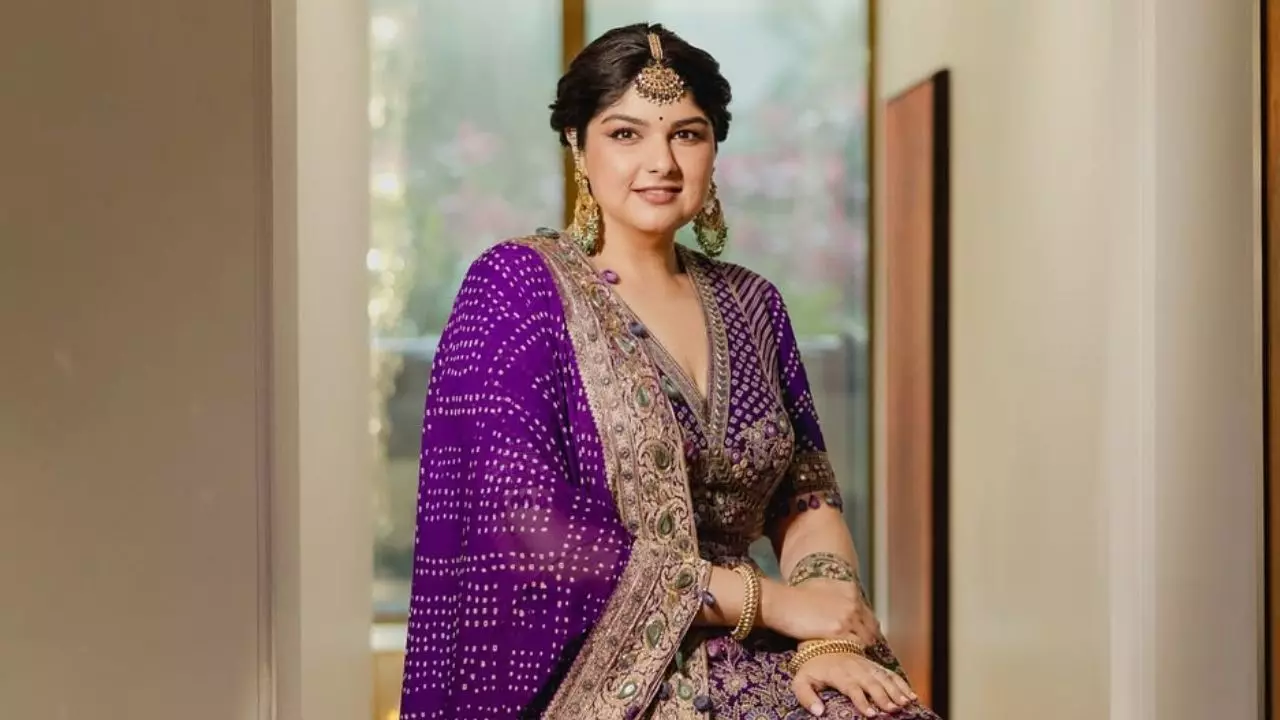 धागों से बंधा मां का प्यार! Anshula Kapoor बांधनी लहंगे के ब्लाउज में लिखवाया रब राखा, मोना कपूर को किया डेडिकेट