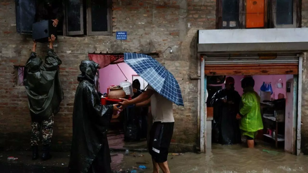 नेपाल और भारत में मूसलाधार बारिश का कहर! भूस्खलन और बाढ़ से 60 से अधिक लोगों की मौत, पढ़ें Top Update