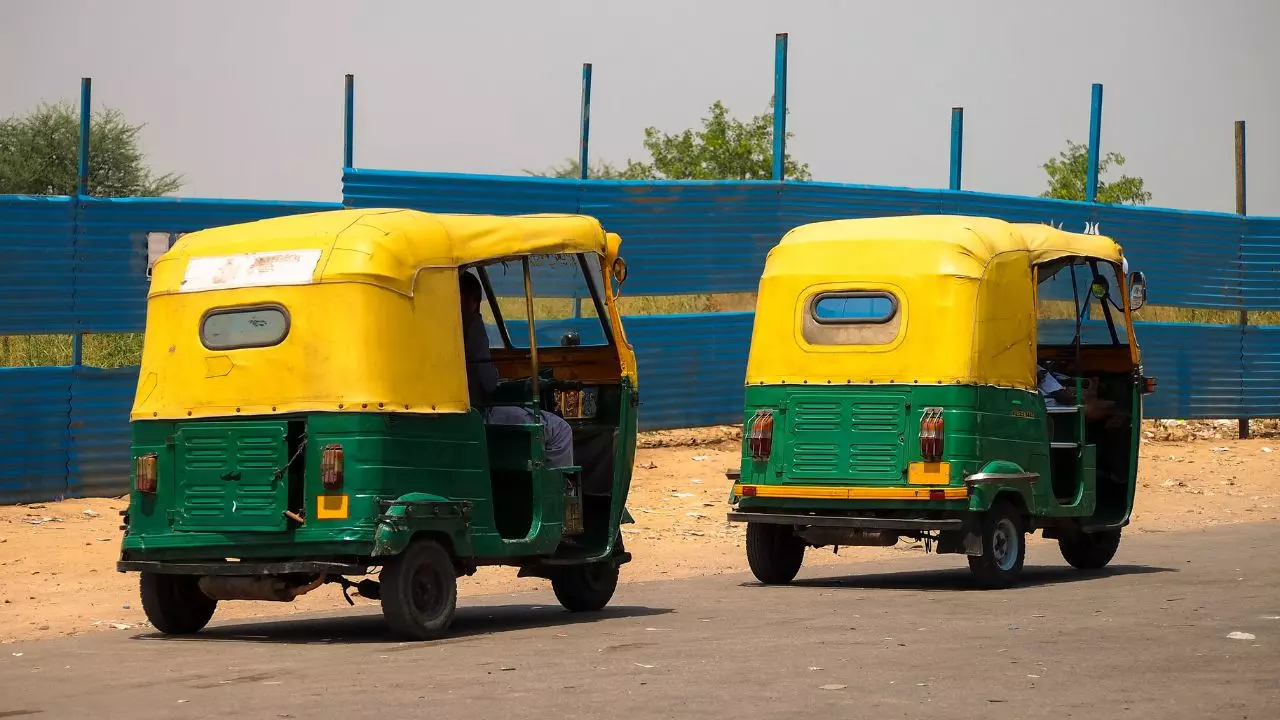 बेंगलुरु का करोड़पति ऑटो ड्राइवर! 2 घर, लाखों की कमाई और AI स्टार्टअप में निवेश बेंगलुरु का करोड़पति ऑटो ड्राइवर! 2 घर, लाखों की कमाई और AI स्टार्टअप में निवेश