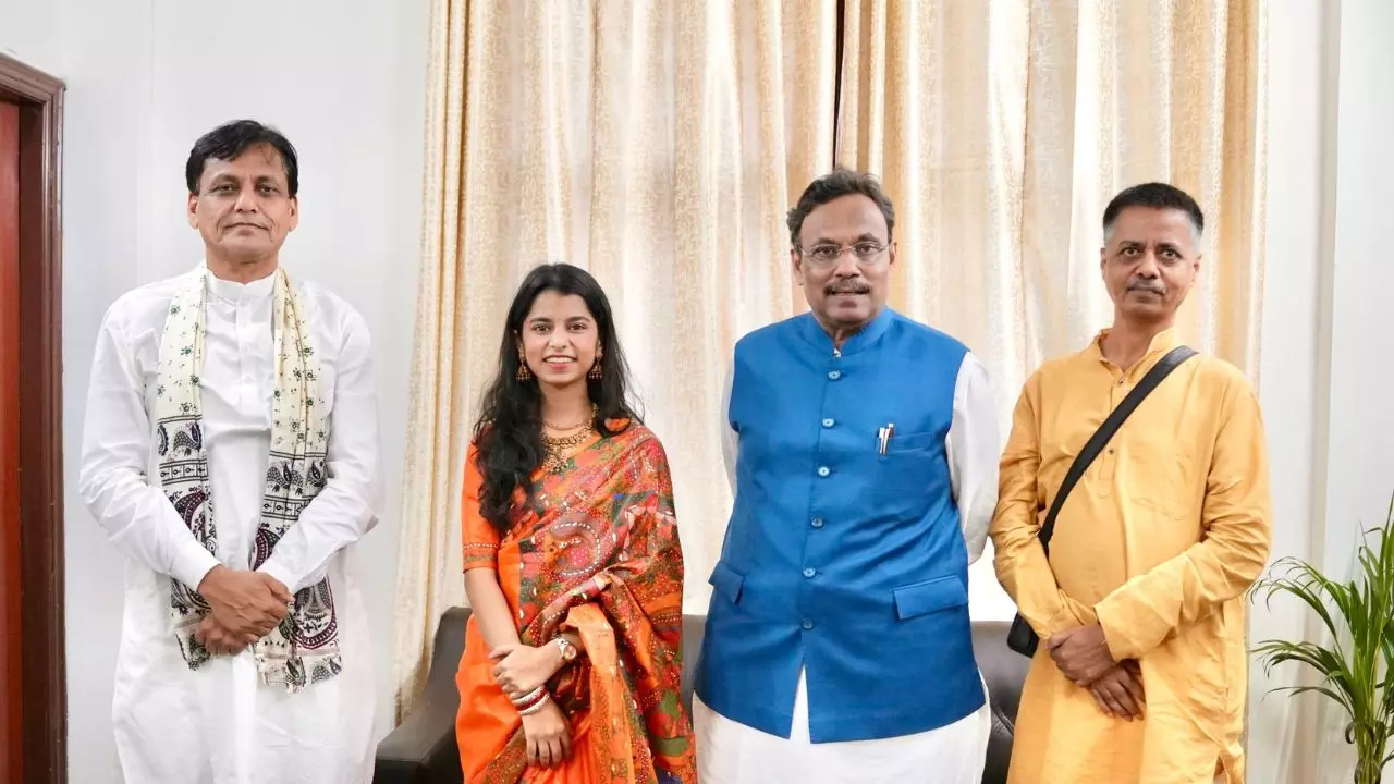 बिहार चुनाव लड़ेंगी मैथिली ठाकुर? बीजेपी प्रभारी विनोद तावड़े और केंद्रीय मंत्री नित्यानंद राय के साथ फोटो पर सियासी हलचल तेज