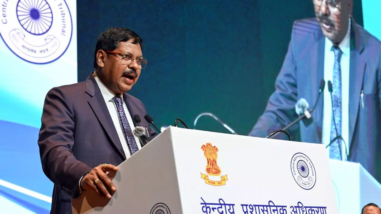 सुप्रीम कोर्ट में हंगामा! सुनवाई के दौरान वकील ने चीफ जस्टिस पर फेंका जूता, बोला – सनातन धर्म का अपमान बर्दाश्त नहीं होगा