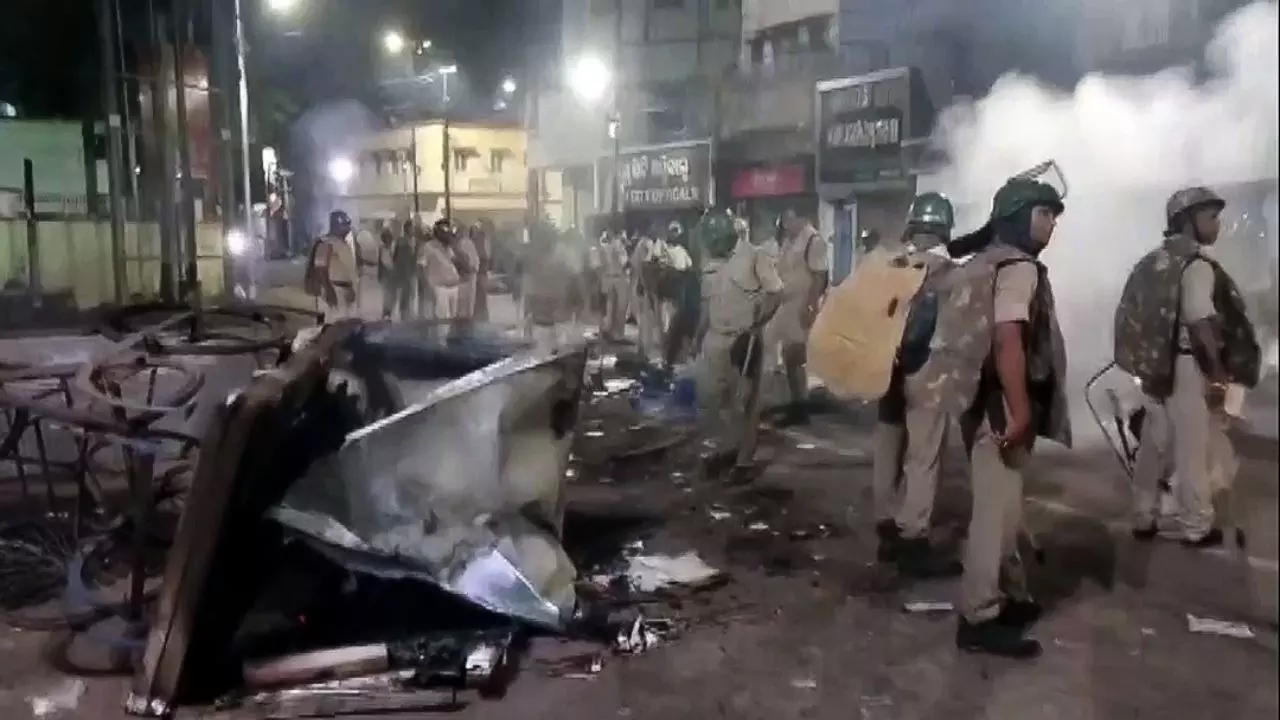 कटक हिंसा पर प्रशासन सख्त : 36 घंटे इंटरनेट बंद, कर्फ्यू लागू; विहिप ने बुलाया ओडिशा बंद, जानिए अब क्या हैं हालात
