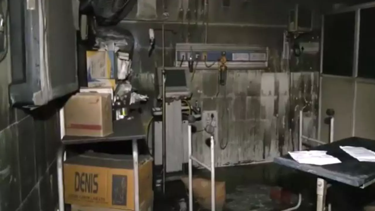 Jaipur Hospital Fire: डॉक्टरों ने ICU का गेट बंद कर दिया, मरीजों को बचाने के लिए परिजन खुद कूदे अंदर; सामने आए डराने वाले डिटेल Jaipur Hospital Fire: डॉक्टरों ने ICU का गेट बंद कर दिया, मरीजों को बचाने के लिए परिजन खुद कूदे अंदर; सामने आए डराने वाले डिटेल
