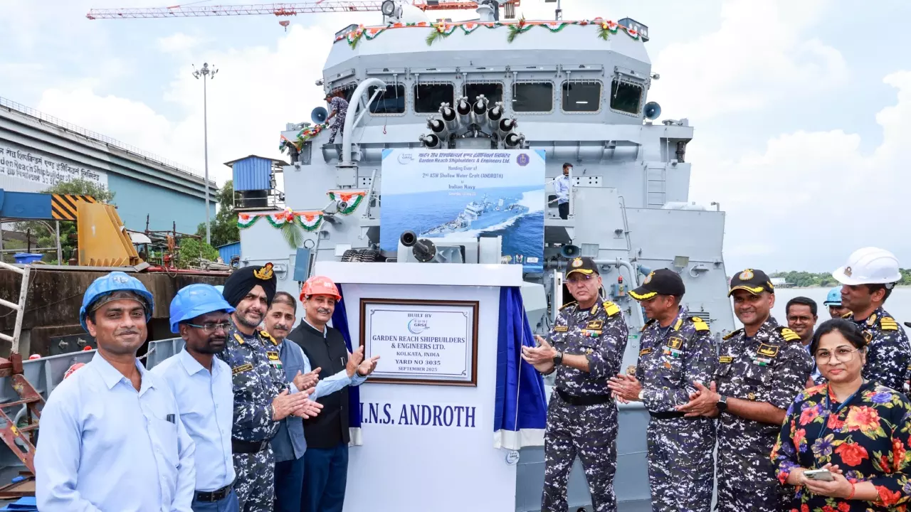 समंदर का नया सिपाही: एंटी सबमरीन INS Androth नौसेना के बेड़े में शामिल, उथले पानी में करेगा दुश्मन का सफाया, टेंशन में पाकिस्तान समंदर का नया सिपाही: एंटी सबमरीन INS Androth नौसेना के बेड़े में शामिल, उथले पानी में करेगा दुश्मन का सफाया, टेंशन में पाकिस्तान
