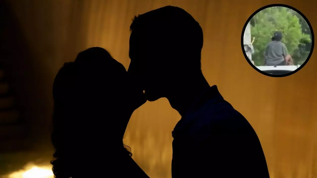 दुनिया से बेफिक्र कपल का रोमांस! लुधियाना में चलती कार की छत पर बैठकर किया Liplock | VIDEO