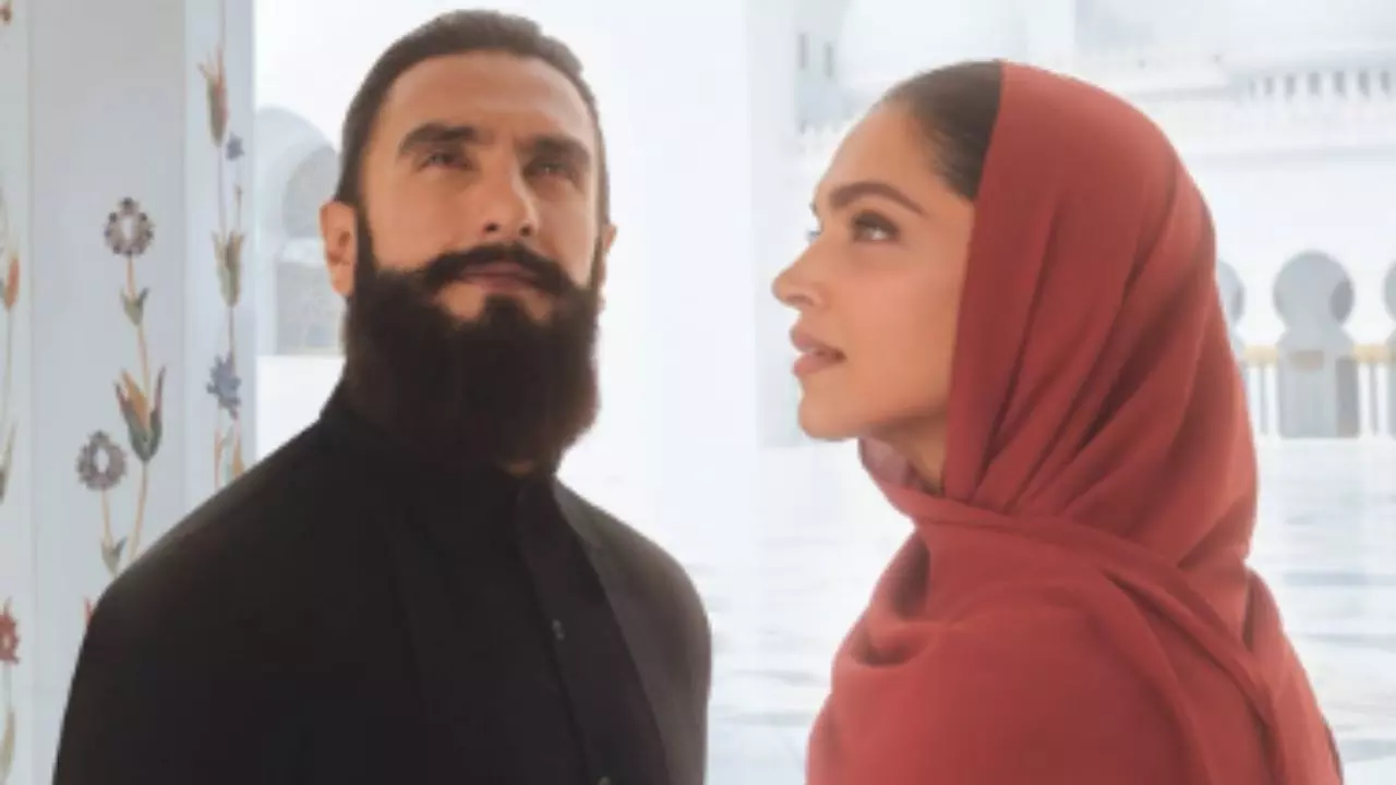 अबू धाबी हमारा सुकून...Ranveer Singh ने रखी लंबी दाढ़ी, Deepika Padukone ने पहना हिजाब; ऐसा रहा फैंस का रिएक्शन अबू धाबी हमारा सुकून...Ranveer Singh ने रखी लंबी दाढ़ी, Deepika Padukone ने पहना हिजाब; ऐसा रहा फैंस का रिएक्शन