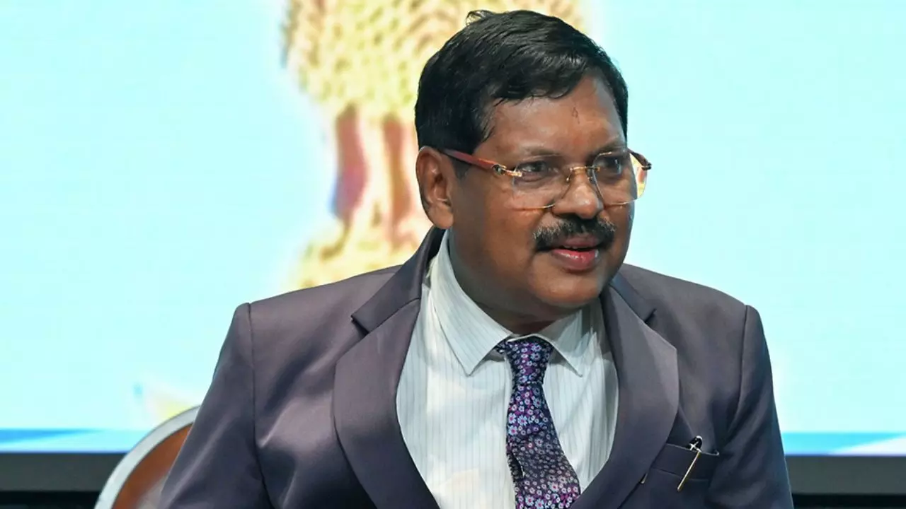 गवई से पहले भी निशाने पर रहे हैं कई जज, कभी फेंकी सैंडल तो कभी दी सरेआम धमकी, जानें कब-कब हुए ऐसे हमले गवई से पहले भी निशाने पर रहे हैं कई जज, कभी फेंकी सैंडल तो कभी दी सरेआम धमकी, जानें कब-कब हुए ऐसे हमले