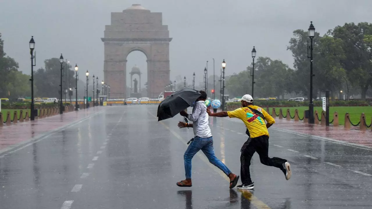 ठंड ने दी दस्तक! दिल्ली-NCR में बारिश से गिरा तापमान, जम्मू-कश्मीर और उत्तराखंड में होगी बर्फबारी, जानें आज का मौसम अपडेट