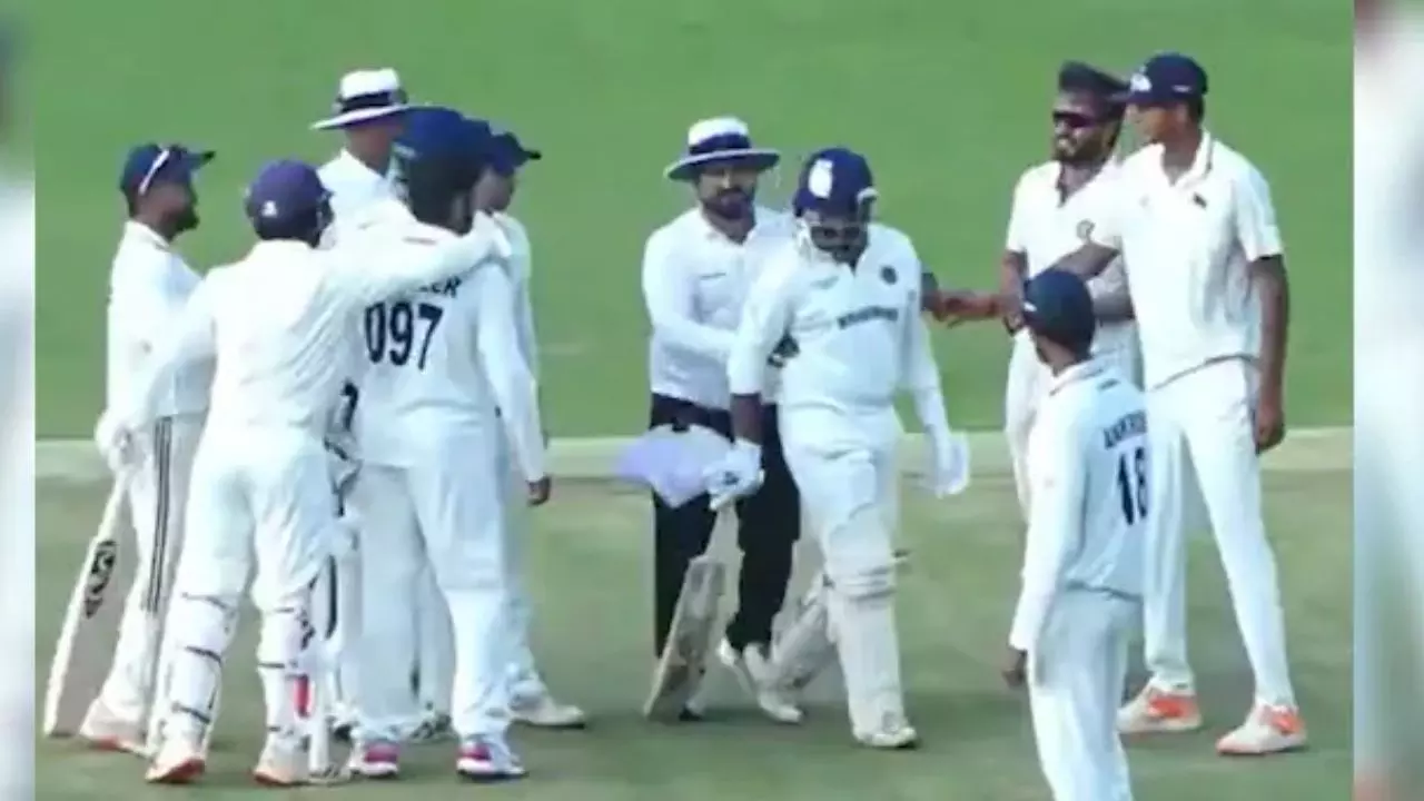 मुशीर खान के पीछे बल्ला लेकर दौड़े पृथ्वी शॉ, जानें कौन है 20 साल का ये खिलाड़ी, जो जड़ चुका है तीन शतक और अर्धशतक