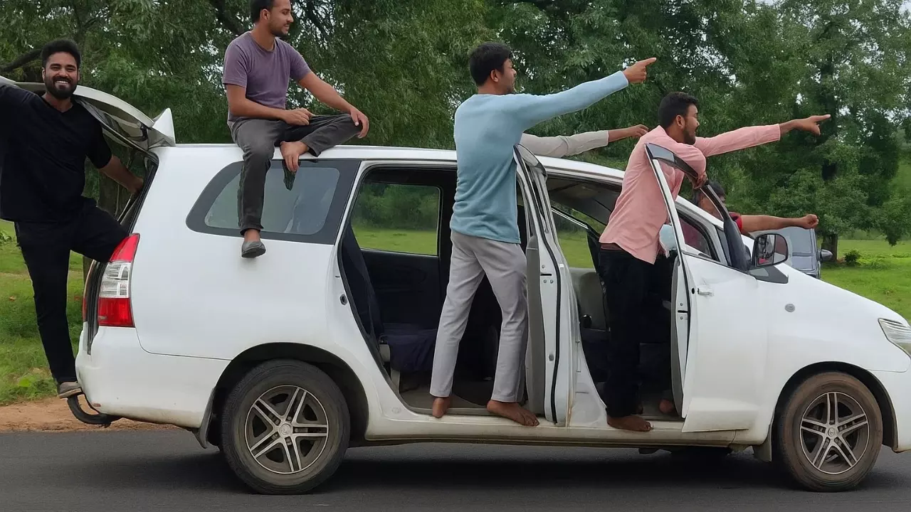 छत पर चढ़कर, दरवाजे खोलकर... गाड़ी में 6 युवकों ने किया खतरनाक स्टंट, पुलिस ने रील बाजी का उतारा खुमार, काटा इतने रुपये का चालान