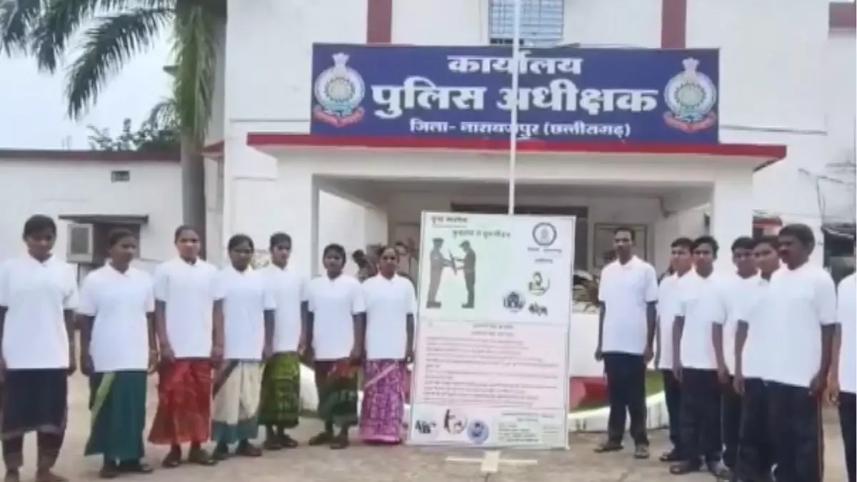 Aaj ki Taaza Khabar: छत्तीसगढ़ के नारायणपुर में 70 लाख के इनामी 16 नक्सलियों ने किया सरेंडर, पढ़ें 8 अक्टूबर की बड़ी खबरें