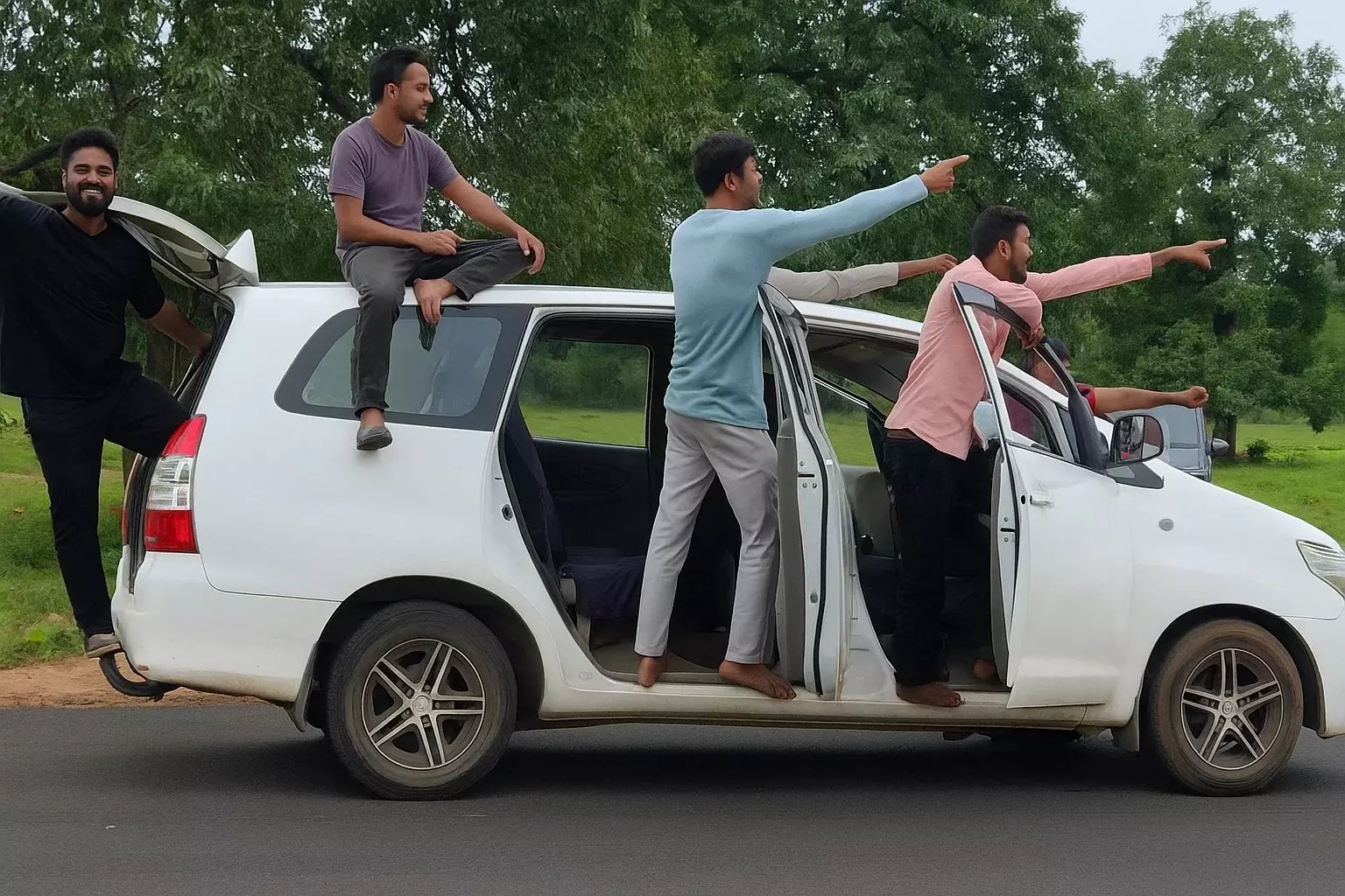 छत पर चढ़कर, दरवाजे खोलकर... गाड़ी में 6 युवकों ने किया खतरनाक स्टंट, पुलिस ने रील बाजी का उतारा खुमार, काटा इतने रुपये का चालान