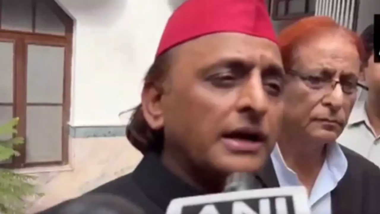 लंबे इंतजार के बाद रामपुर में हुई अखिलेश और आजम की मुलाकात, हाथ मिलाया और फिर भर आईं सपा प्रमुख की आंखें लंबे इंतजार के बाद रामपुर में हुई अखिलेश और आजम की मुलाकात, हाथ मिलाया और फिर भर आईं सपा प्रमुख की आंखें