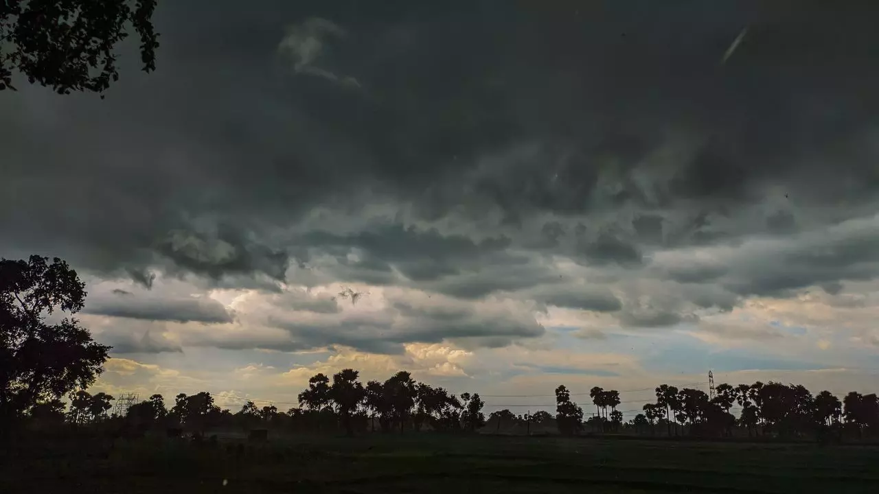 कंबल और जैकेट निकाल लीजिए, दिल्ली की रातें होंगी सर्द, उत्तराखंड में शुरू हुई बर्फबारी