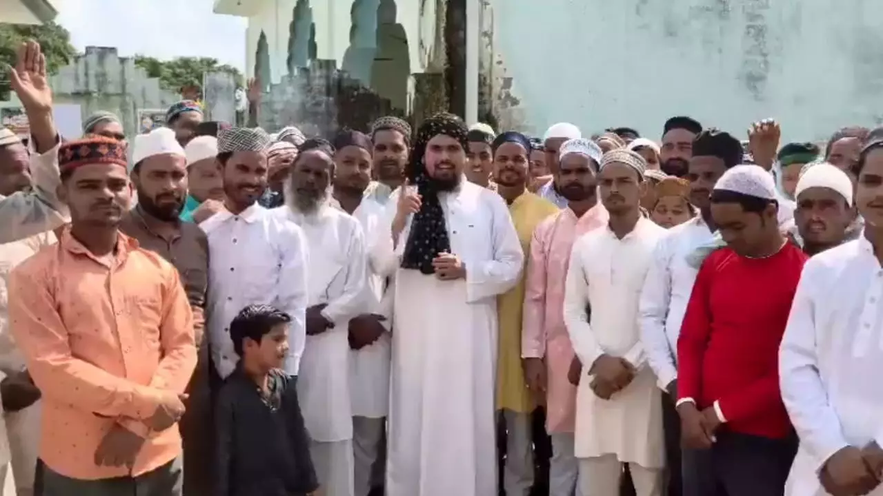 कौन हैं पीलीभीत के मौलाना रेहान रजा खान? हिंदुओं को जूते की नोक पर रखने वाले बयान के बाद हुई गिरफ्तारी कौन हैं पीलीभीत के मौलाना रेहान रजा खान? हिंदुओं को जूते की नोक पर रखने वाले बयान के बाद हुई गिरफ्तारी