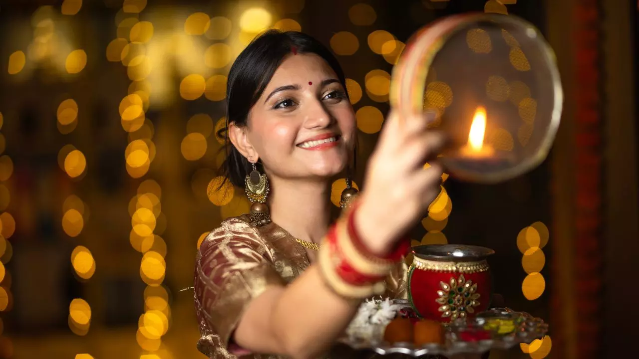 दुर्लभ संयोग में करवा चौथ कल, जानिए पूजन शुभ मुहूर्त और अपने-अपने शहर में चंद्रोदय का समय दुर्लभ संयोग में करवा चौथ कल, जानिए पूजन शुभ मुहूर्त और अपने-अपने शहर में चंद्रोदय का समय