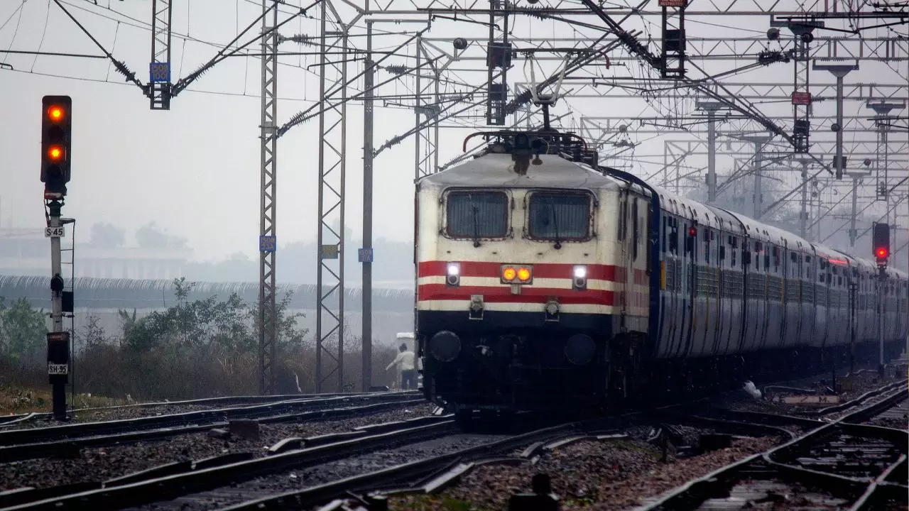 यात्रीगण कृपया ध्यान दें! भारतीय रेलवे ने लॉन्च किया RailOne ऐप, ट्रैकिंग, टिकट और शिकायत सब एक क्लिक पर यात्रीगण कृपया ध्यान दें! भारतीय रेलवे ने लॉन्च किया RailOne ऐप, ट्रैकिंग, टिकट और शिकायत सब एक क्लिक पर