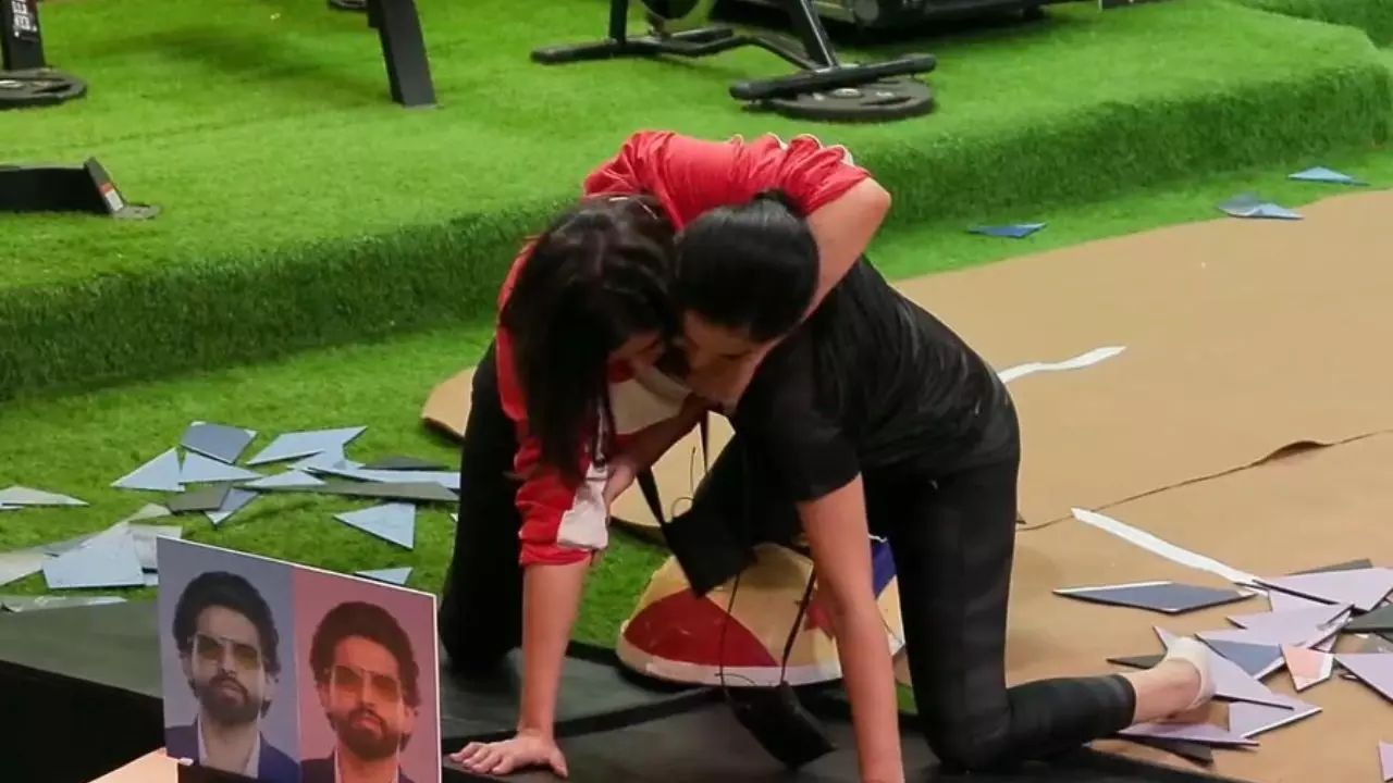 Bigg Boss 19 की हॉट टॉपिक बनी मालती चाहर, तान्या मित्तल पर लगाया अमाल मलिक को किस करने का आरोप Bigg Boss 19 की हॉट टॉपिक बनी मालती चाहर, तान्या मित्तल पर लगाया अमाल मलिक को किस करने का आरोप