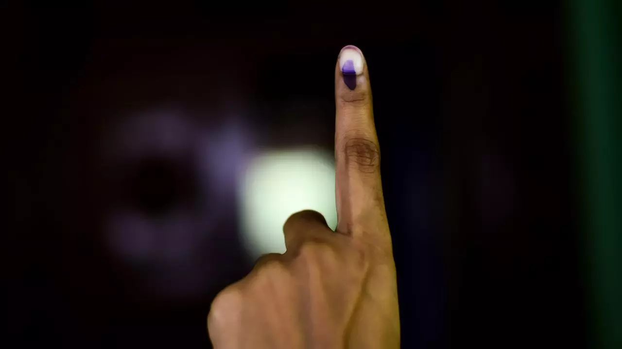 बिना वोटर आईडी भी डाल सकेंगे वोट! बस इन 12 पहचान पत्र से हो जाएगा काम, EC के नियम में क्या-क्या बिना वोटर आईडी भी डाल सकेंगे वोट! बस इन 12 पहचान पत्र से हो जाएगा काम, EC के नियम में क्या-क्या