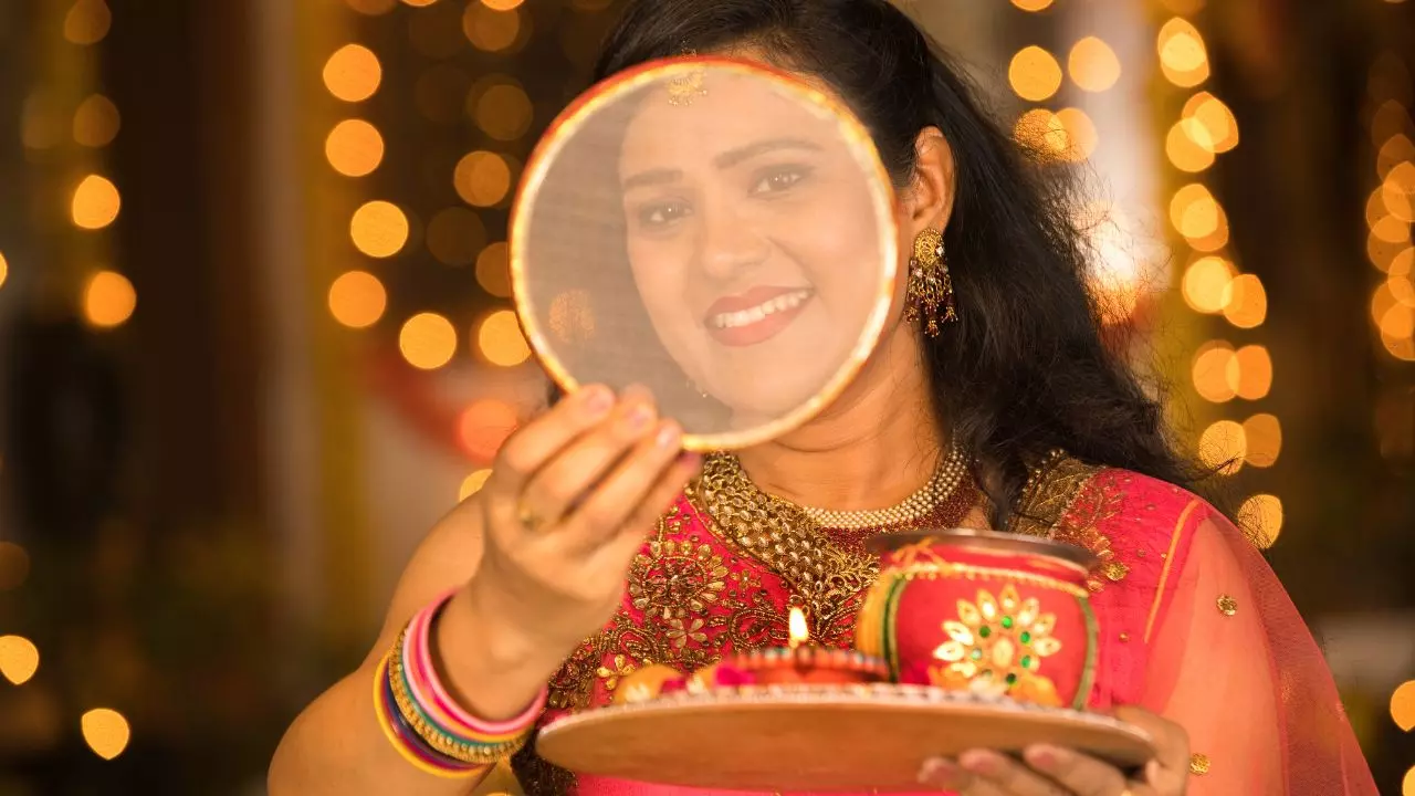 Karwa Chauth 2025: करवा चौथ पर करवा माता की पूजा कैसे करें? जान लें पूरी विधि और नियम Karwa Chauth 2025: करवा चौथ पर करवा माता की पूजा कैसे करें? जान लें पूरी विधि और नियम