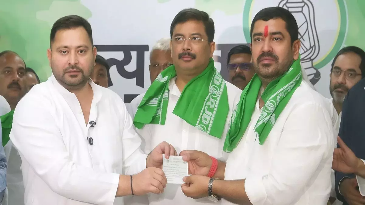 बिहार चुनाव से पहले हुआ खेला! JDU के पूर्व MP संतोष कुशवाहा समेत कई नेता RJD में हुए शामिल, अब क्या करेंगे नीतीश कुमार? बिहार चुनाव से पहले हुआ खेला! JDU के पूर्व MP संतोष कुशवाहा समेत कई नेता RJD में हुए शामिल, अब क्या करेंगे नीतीश कुमार?