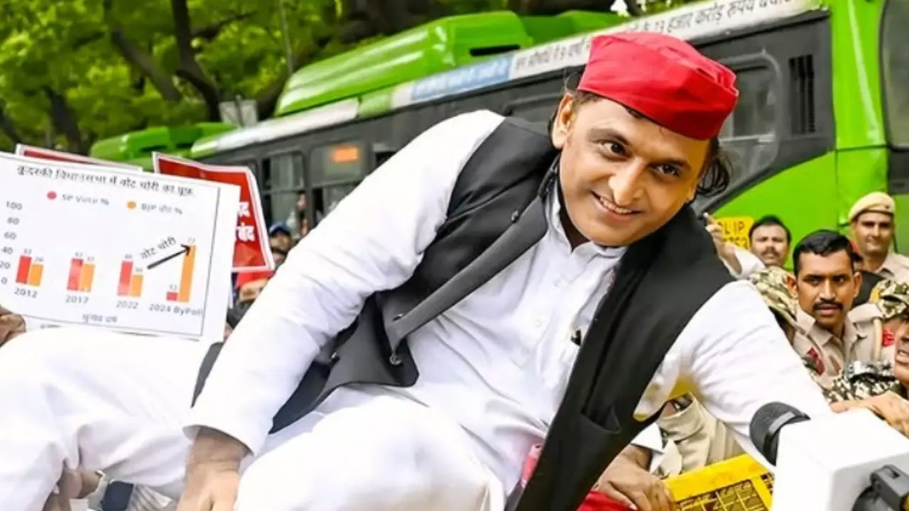 सरकार की कठपुतली बन गया सोशल मीडिया... अखिलेश यादव का फेसबुक पेज सस्पेंड होने के बाद सोशल में मचा हल्ला