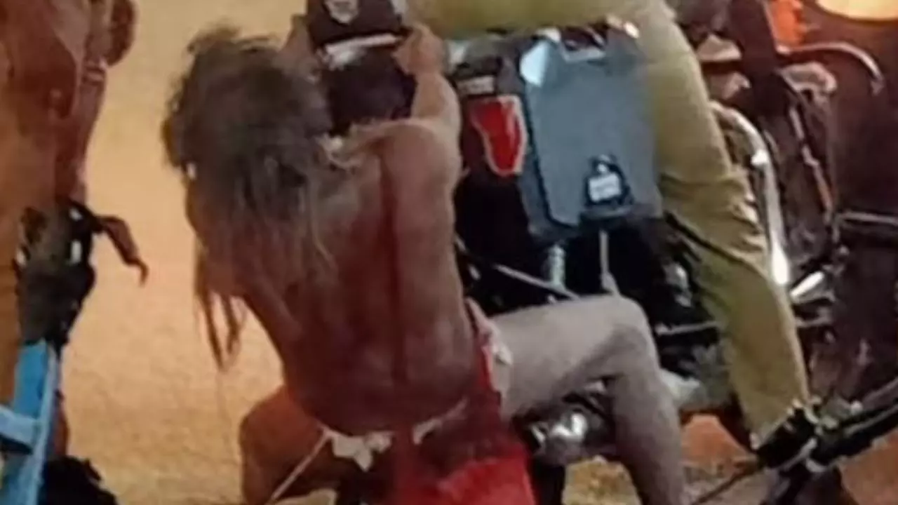 सड़क पर लेटा फिर गाड़ी के सामने खड़ा होकर... वाराणसी में नागा साधु का बीच सड़क पर हाई वोल्टेज ड्रामा, दारोगा भी परेशान