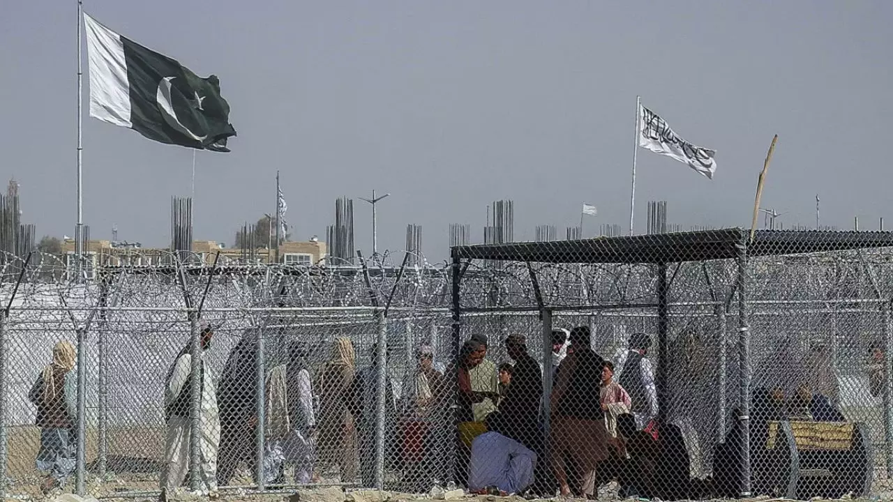 अफगानिस्तान-पाकिस्तान सीमा पर जंग जैसे हालात, तालिबान ने कब्जाई चौकियां, पाक ने टैंकों से किया पलटवार; अबतक क्या-क्या हुआ?