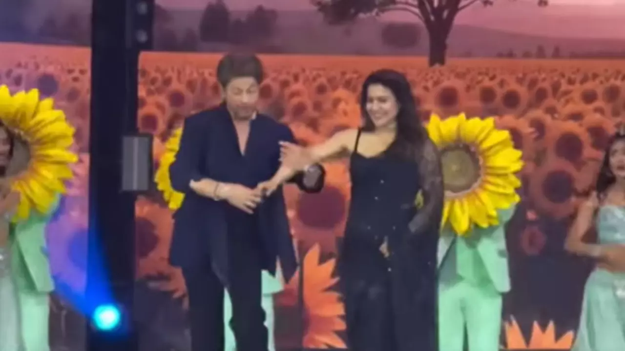 फिल्मफेयर मंच पर लौटा बॉलीवुड का गोल्डन एरा, DDLJ के आइकॉनिक सॉन्ग पर साथ थिरके Shahrukh Khan और Kajol | Viral Video