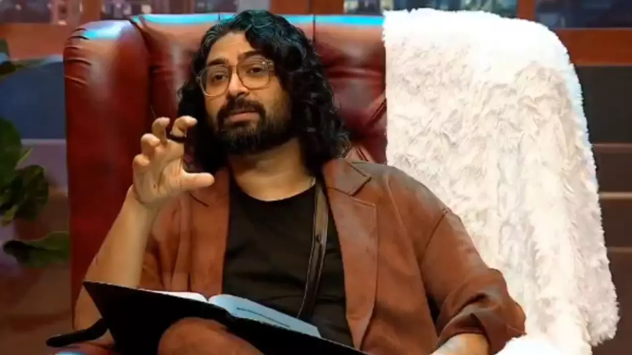 Bigg Boss 19 में स्टैंडअप कॉमेडियन Ravi Gupta की हुई धमाकेदार एंट्री! अमाल से लेकर प्रणित तक, सब बने जोक्स का निशाना