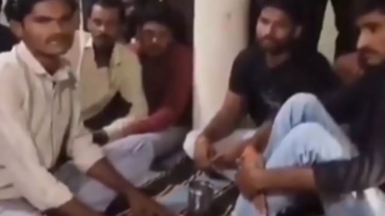 MP में शर्मनाक हरकत! युवक से पहले धुलाए पैर, फिर वही पानी पीने को किया मजबूर, Video Viral होने पर भड़के यूजर्स