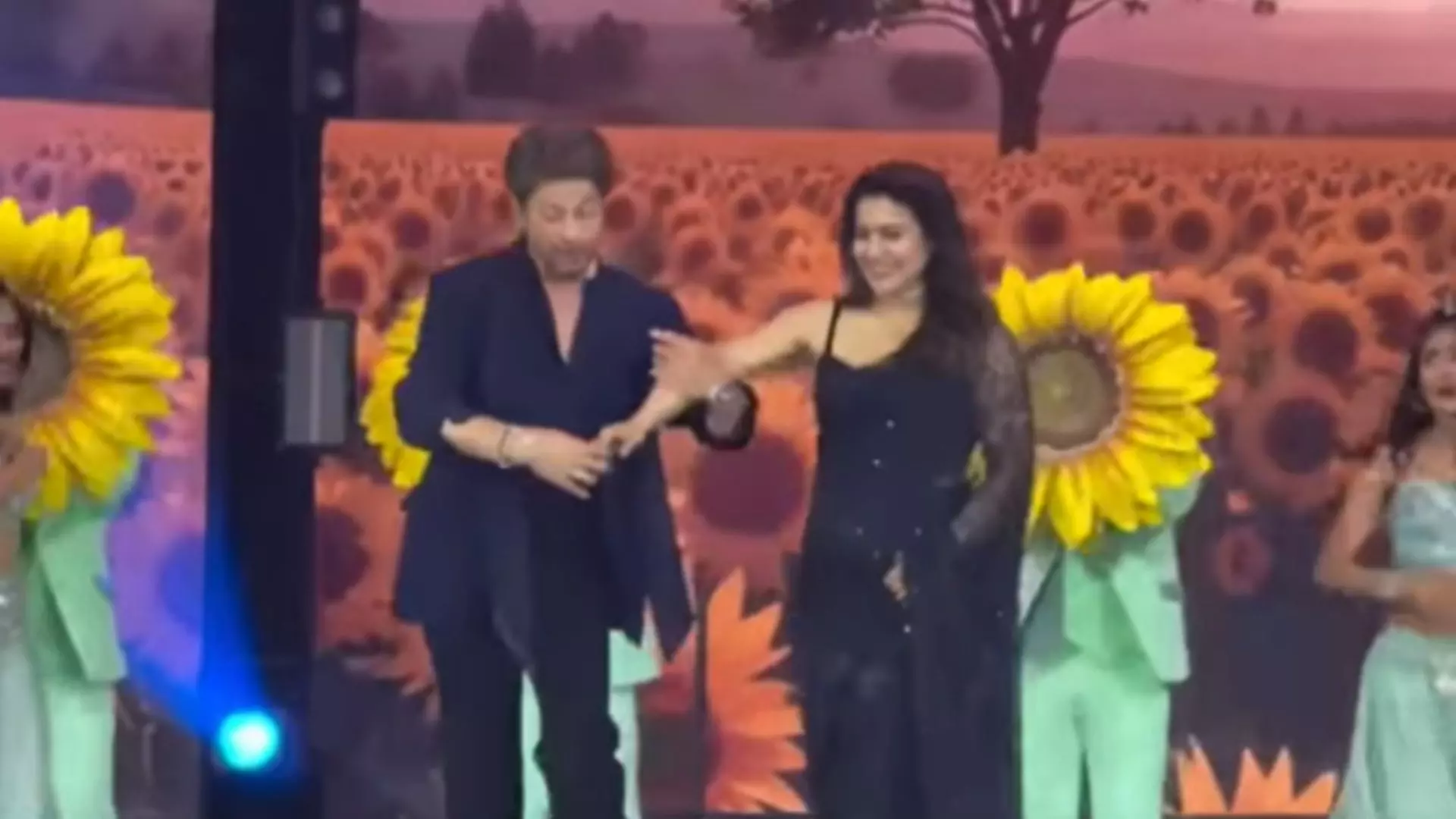 फिल्मफेयर मंच पर लौटा बॉलीवुड का गोल्डन एरा, DDLJ के आइकॉनिक सॉन्ग पर साथ थिरके Shahrukh Khan और Kajol | Viral Video