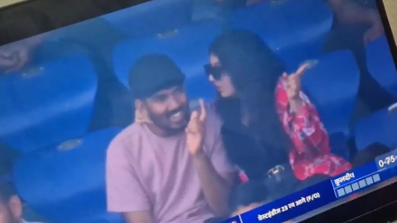 पहले जड़े दो थप्पड़ फिर लड़की ने पकड़ी गर्दन...INDvsWI के LIVE मैच के दौरान कपल का मजेदार  Video Viral