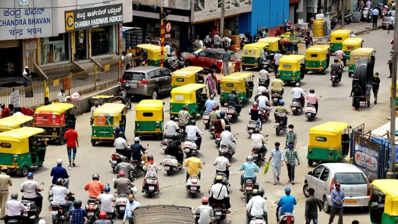 बेंगलुरू की सड़कों पर बढ़ता खतरा! कभी कैब ड्राइवर ने व्यापारी पर किया हमला, तो कभी राइड कैंसिल करने पर रोकी लड़की की गाड़ी बेंगलुरू की सड़कों पर बढ़ता खतरा! कभी कैब ड्राइवर ने व्यापारी पर किया हमला, तो कभी राइड कैंसिल करने पर रोकी लड़की की गाड़ी