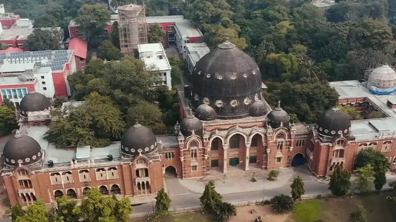 Kissing in Classroom: एमएस यूनिवर्सिटी में क्लासरूम में किसिंग का वीडियो वायरल, जांच के लिए बनी फैक्ट फाइंडिंग कमेटी