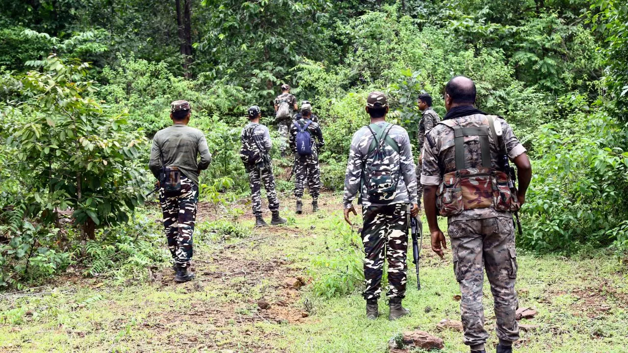 बार बार समझाया लेकिन नहीं माना... बीजापुर में नक्सलियों ने गाला घोंटकर कर दी BJP नेता की हत्या, पर्चे में क्या-क्या लिखा?