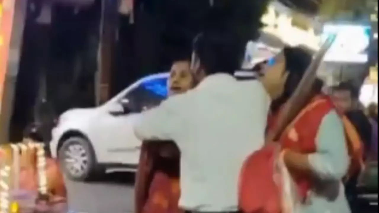 मैं तेरे बच्चे की मां हूं...पत्नी ने करवा चौथ के दिन पति को रंगे हाथों पकड़ा, गर्लफ्रेंड के साथ कर रहा था शॉपिंग, VIDEO वायरल