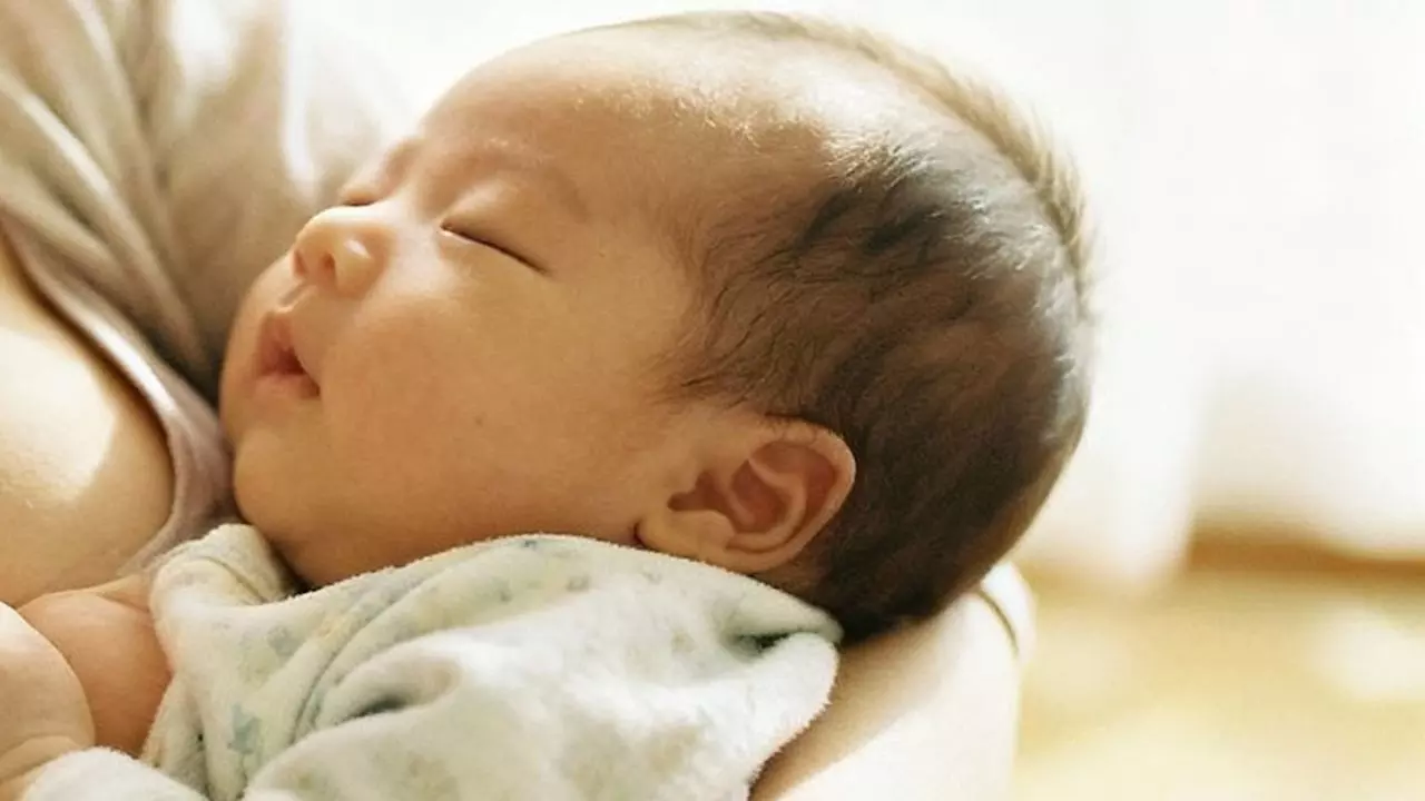 क्या ब्रेस्ट इम्प्लांट वाली महिलाएं ब्रेस्ट फीडिंग करवा सकती हैं? एक्सपर्ट से जानें राय